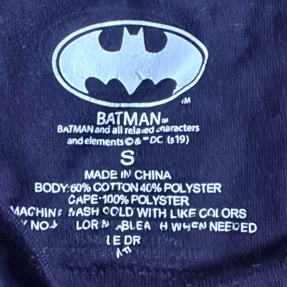DC Batman Black Lightweight Logo T Shirt with Yellow Velcro Detachable Cape S - Picture 2 of 5